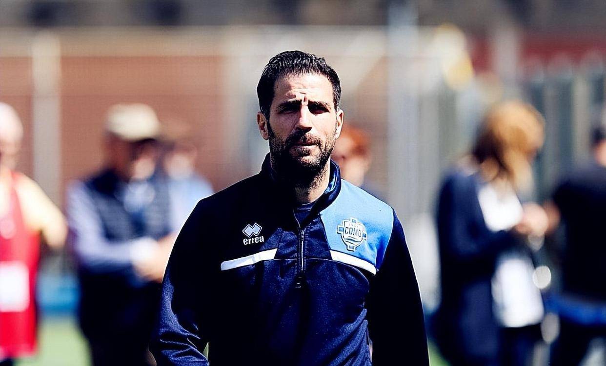 平均年龄不到24岁,法布雷加斯带平民球队掀翻卫冕冠军,意甲黑马太疯狂